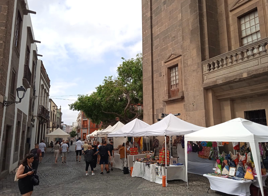 El mercadillo de artesanía de Vegueta crece y amplía su oferta con 6 nuevos puestos de venta