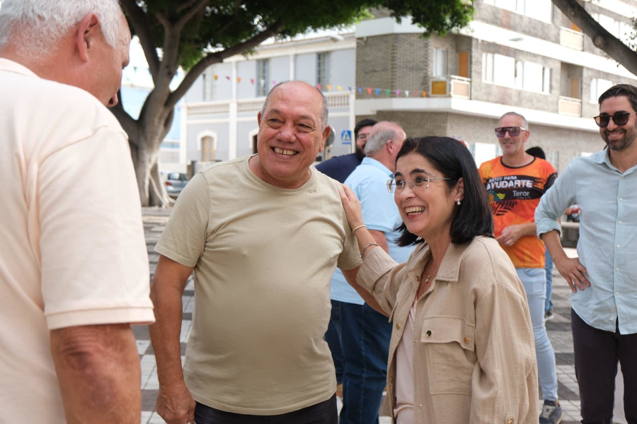 Darias recorre junto a vecinos y vecinas el barrio de Lomo Apolinario