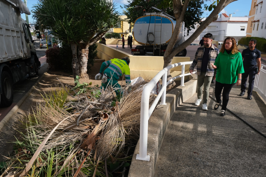 El Ayuntamiento continúa en Las Mesas con las actuaciones conjuntas entre Limpieza y Parques y Jardines