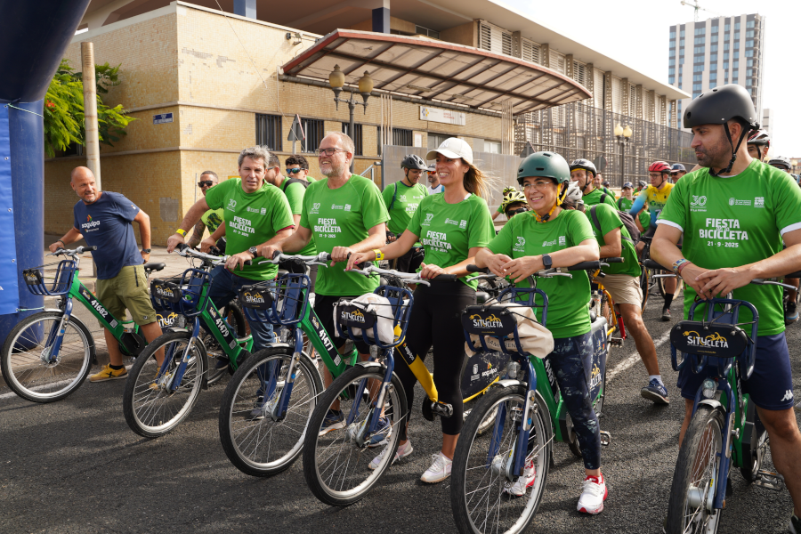 Miles de personas recorren la Avenida Marítima sobre dos ruedas para celebrar la tradicional Fiesta de la Bici capitalina