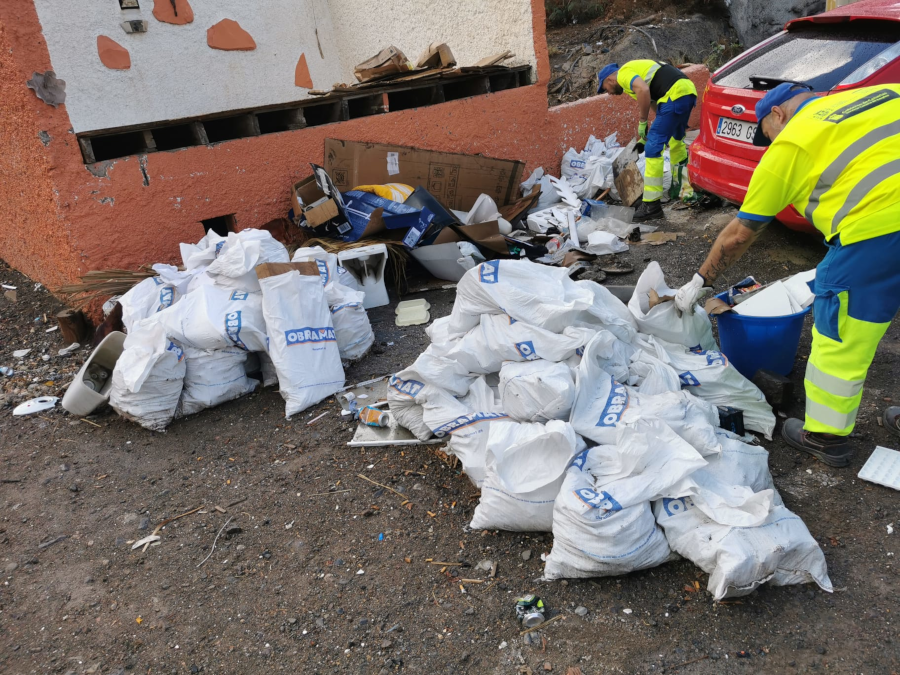 El Ayuntamiento recoge 11.000 kilos de residuos procedentes de vertidos en los barrios de San Nicolás y Zárate