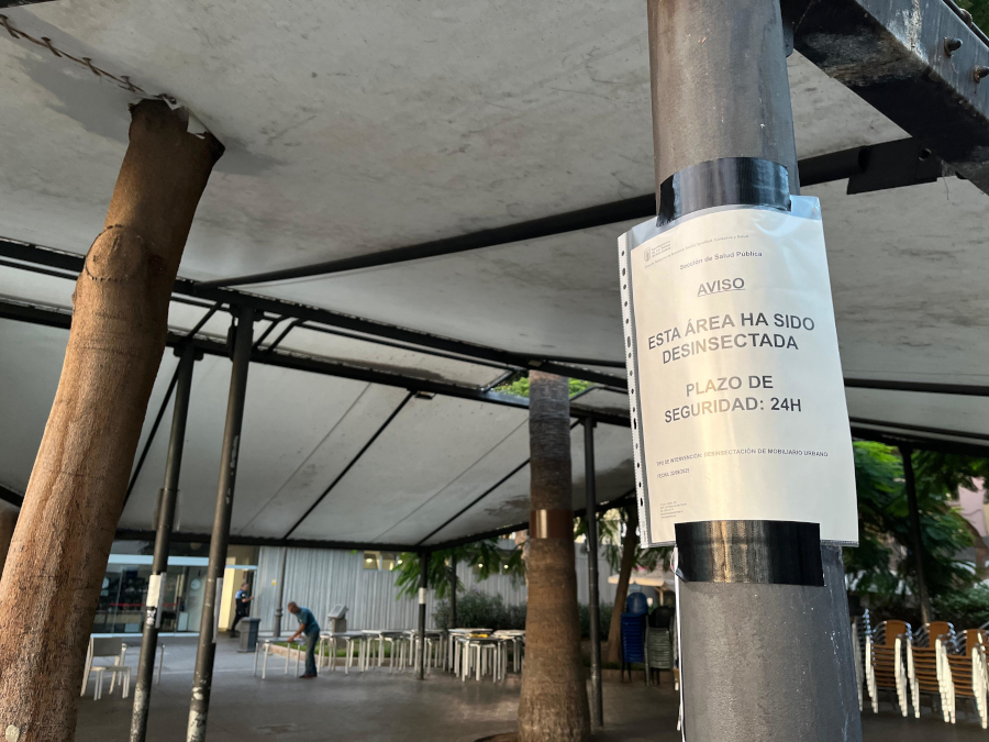 El Ayuntamiento realiza una actuación especial de desinsectación en la zona de juegos del parque Santa Catalina