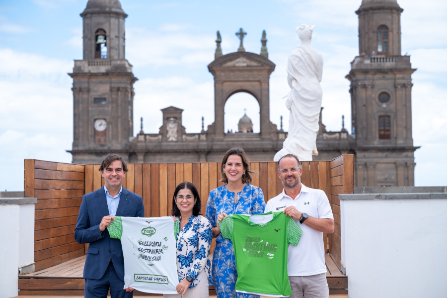 Carolina Darias recibe la camiseta oficial de la Binter NightRun, que acogerá la ciudad el 1 de noviembre