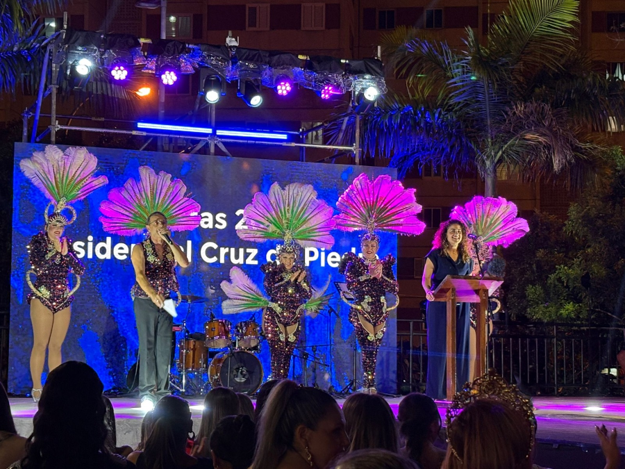 La concejala Betsaida González abre las fiestas de Residencial Cruz de Piedra con un pregón que ensalza la historia, la diversidad y el orgullo del barrio