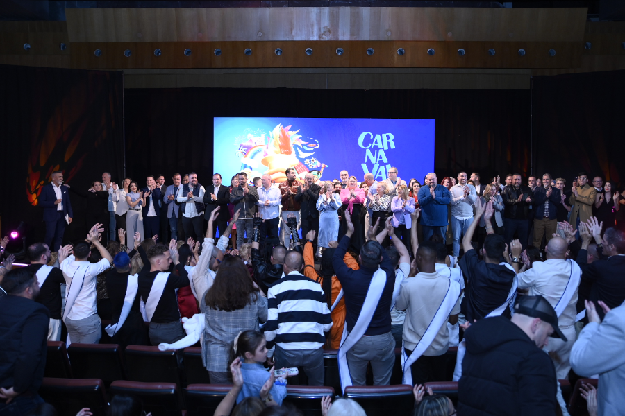 El Carnaval entrega las bandas distintivas al más de medio centenar de empresas que respaldan con su patrocinio a las personas que aspiran al trono