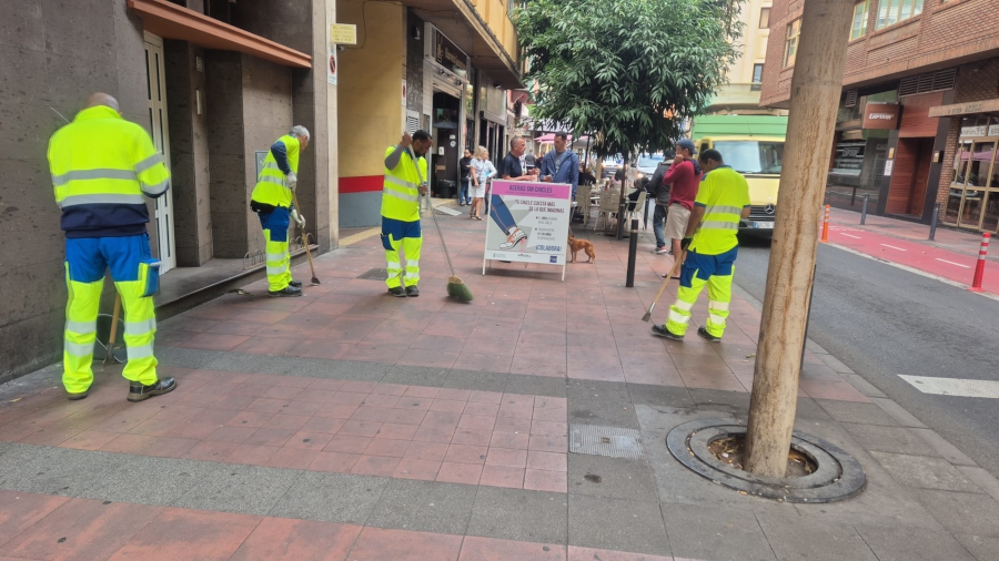 El Ayuntamiento avanza en Triana y Guanarteme la retirada de chicles de la vía pública