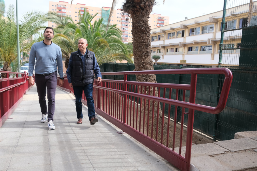 El Ayuntamiento finaliza la construcción de una rampa para mejorar la accesibilidad en el barrio de Madera y Corcho