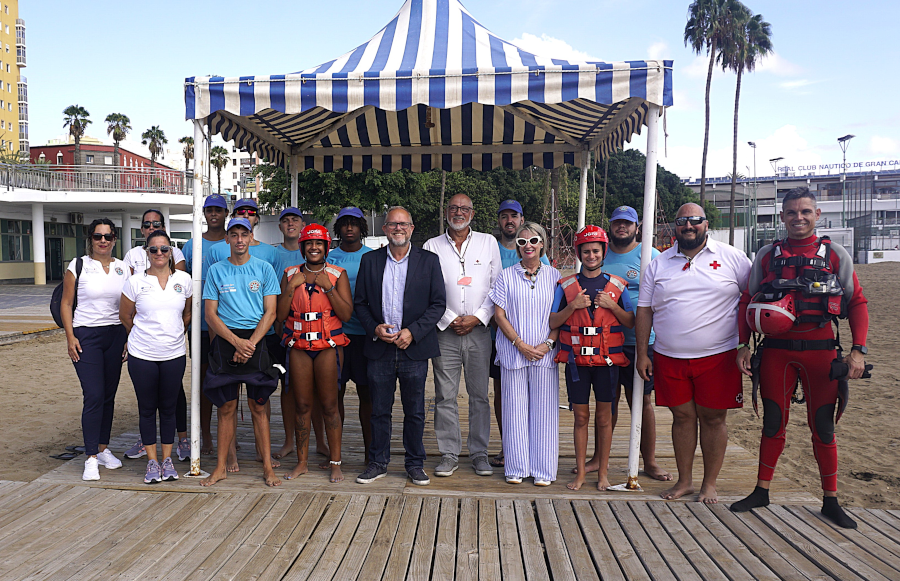 El alumnado del PFAE-GJ 'IMEF Salitre' demuestra sus conocimientos prácticos en socorrismo y seguridad acuática en la playa de Las Alcaravaneras