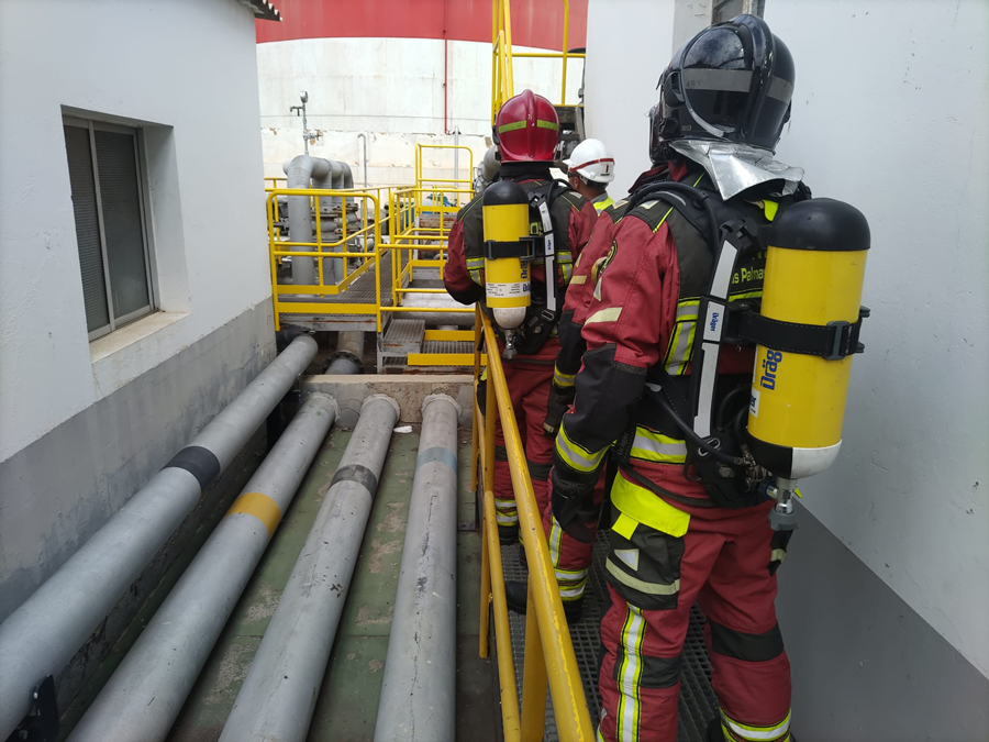 Bomberos de Las Palmas de Gran Canaria participan en un simulacro en una petrolera del Puerto de La Luz