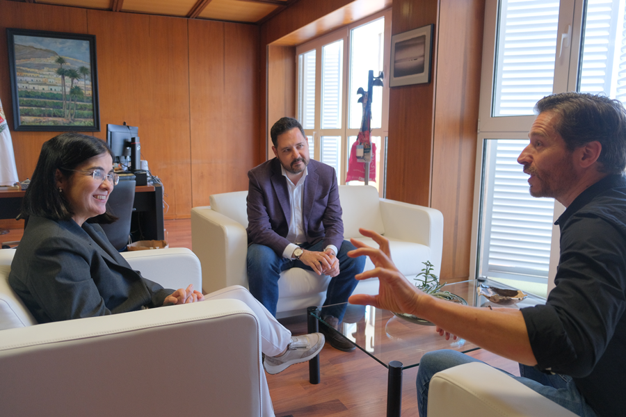 La alcaldesa recibe al director de Animayo, una de las firmas asociadas a Cafuné, Goya al mejor corto de animación