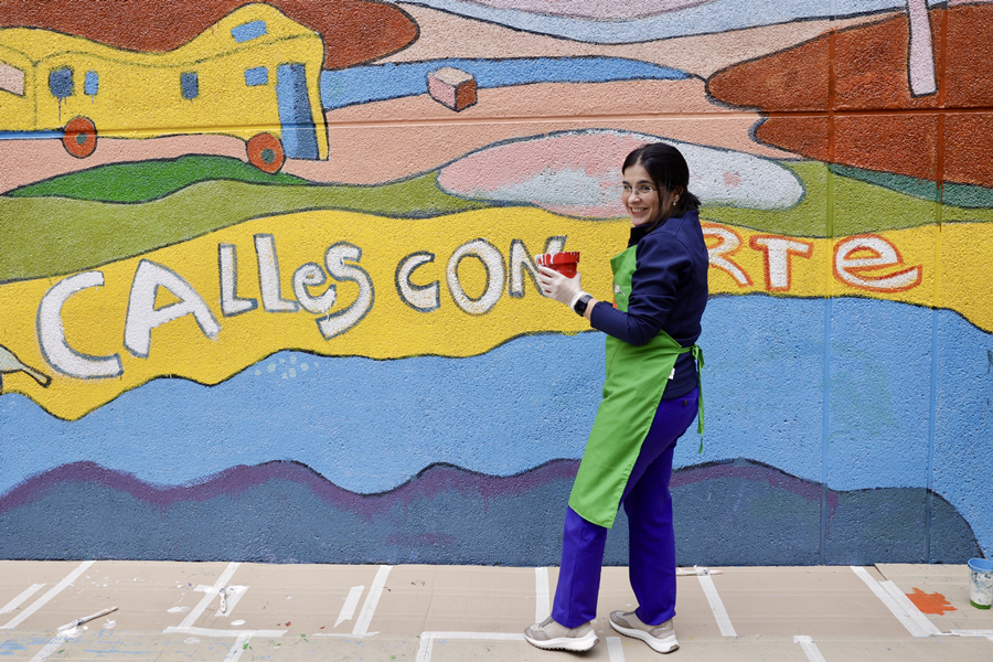 La alcaldesa se une al alumnado del CEIP Alcaravaneras en la restauración del mural de su fachada