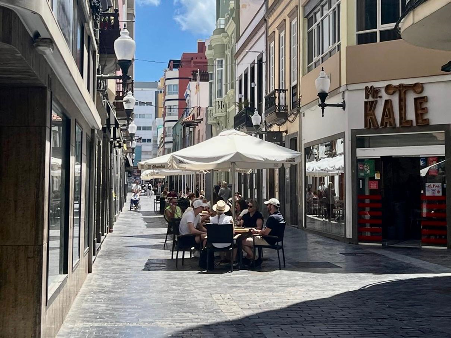 El Ayuntamiento regula la instalación de terrazas en la calle Cano para compatibilizar la restauración con el uso común del espacio público