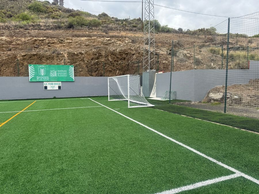 El Ayuntamiento mejora el césped artificial de más de una decena de campos de fútbol de la ciudad