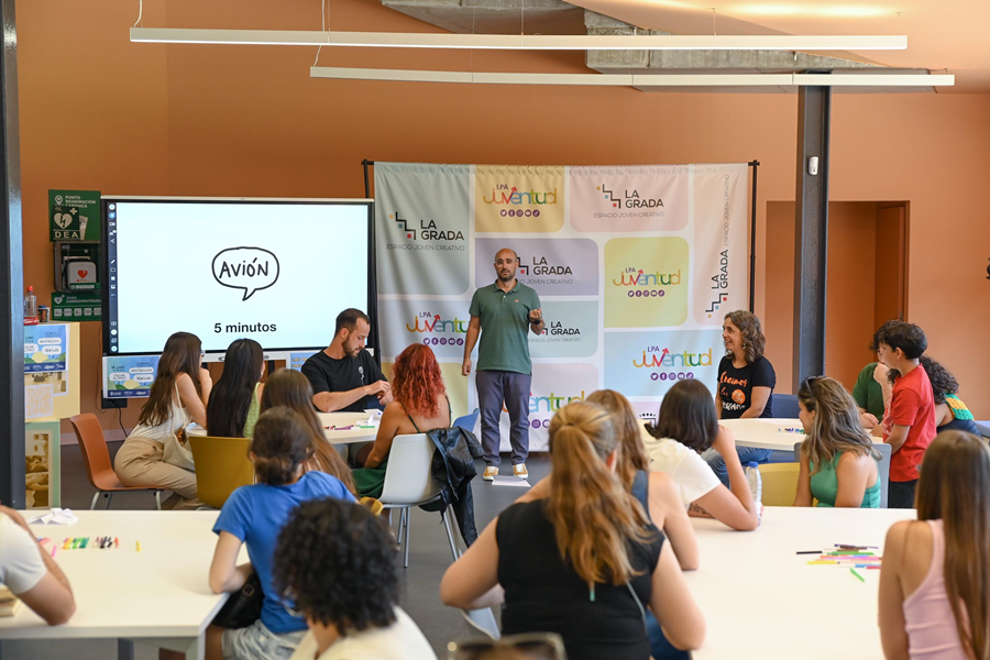 El ilustrador '72 Kilos' invita a la juventud a crear sin miedo ni límites en una clase maestra organizada por el Ayuntamiento