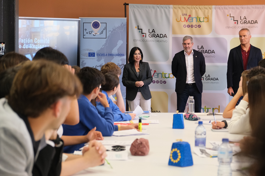 Más de 70 estudiantes celebran en el Ayuntamiento una simulación del Pleno del Comité Europeo de las Regiones