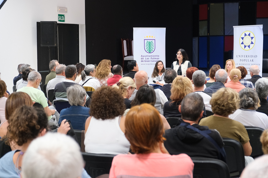 Darias traslada la labor municipal a la Universidad Popular en la Semana de la Administración Abierta