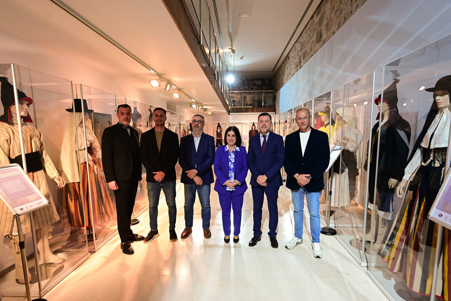 La alcaldesa inaugura en Mata la exposición que rescata el patrimonio textil de Gran Canaria