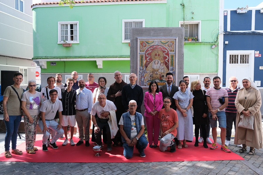El Ayuntamiento descubre un azulejo conmemorativo de la coronación canónica de la Virgen del Carmen de La Isleta