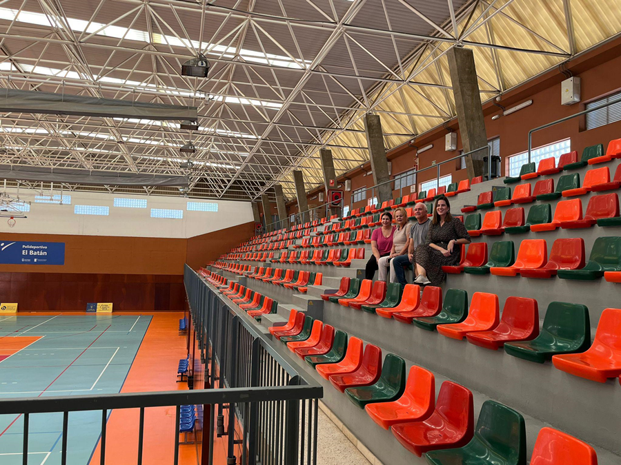 El Ayuntamiento estrena nuevos asientos en la grada del Polideportivo de El Batán