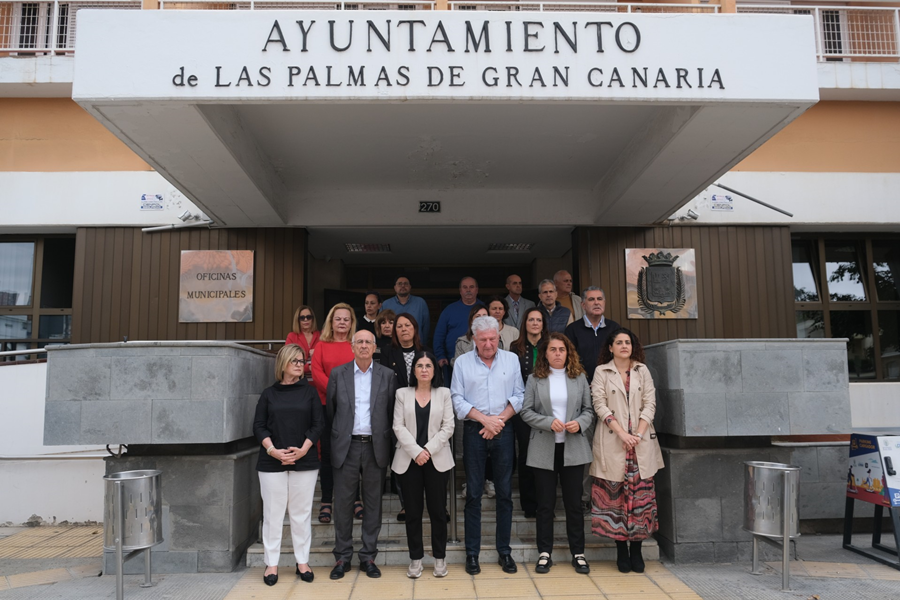 Las Palmas de Gran Canaria guarda un minuto de silencio por el asesinato de dos mujeres en Girona y Jaén