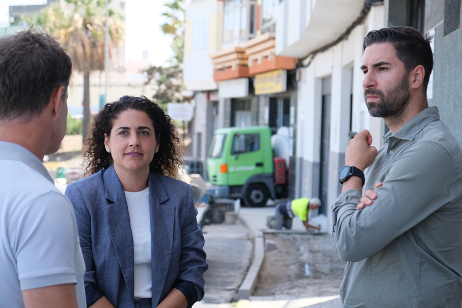 El Ayuntamiento inicia los trabajos para repavimentar las aceras de la calle Ana Benítez en el Lomo Apolinario