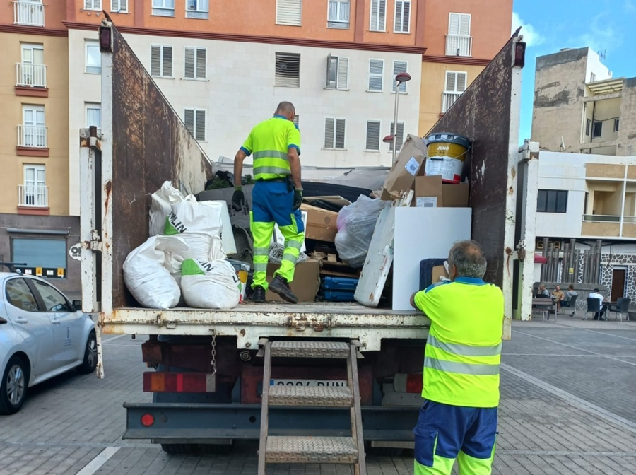 El Ayuntamiento instala en otros veinte barrios el punto de acopio transitorio de trastos, enseres y escombros durante el mes de junio