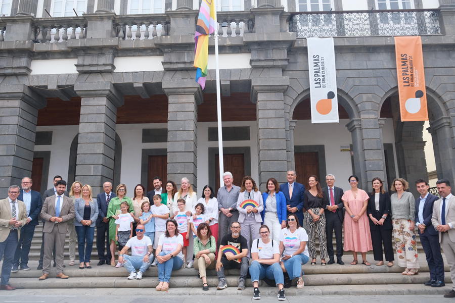 El Ayuntamiento iza la bandera LGTBI+ y firma un acuerdo declarativo con motivo del Día Internacional del Orgullo