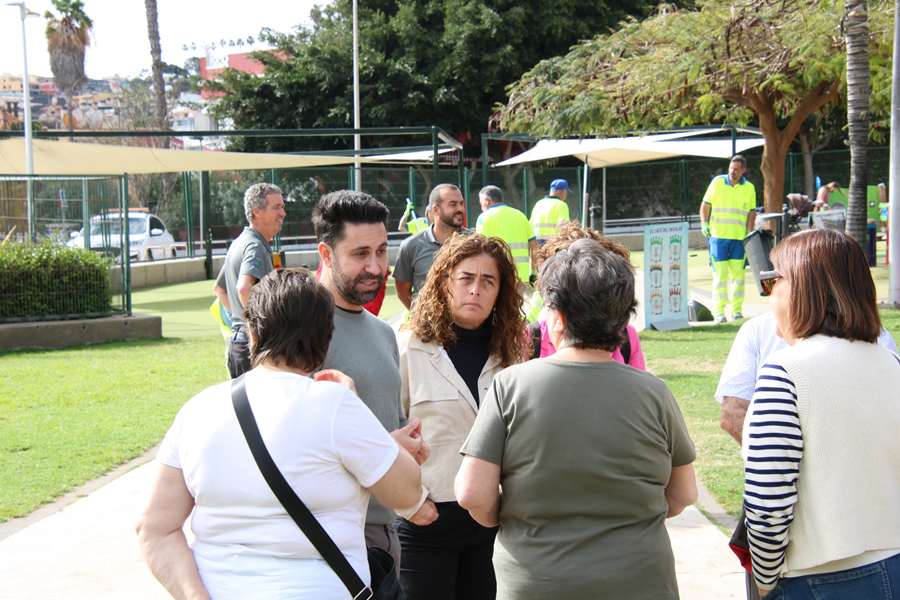 El Ayuntamiento lleva las actuaciones conjuntas entre Limpieza y Parques y Jardines a las calles de Alcaravaneras