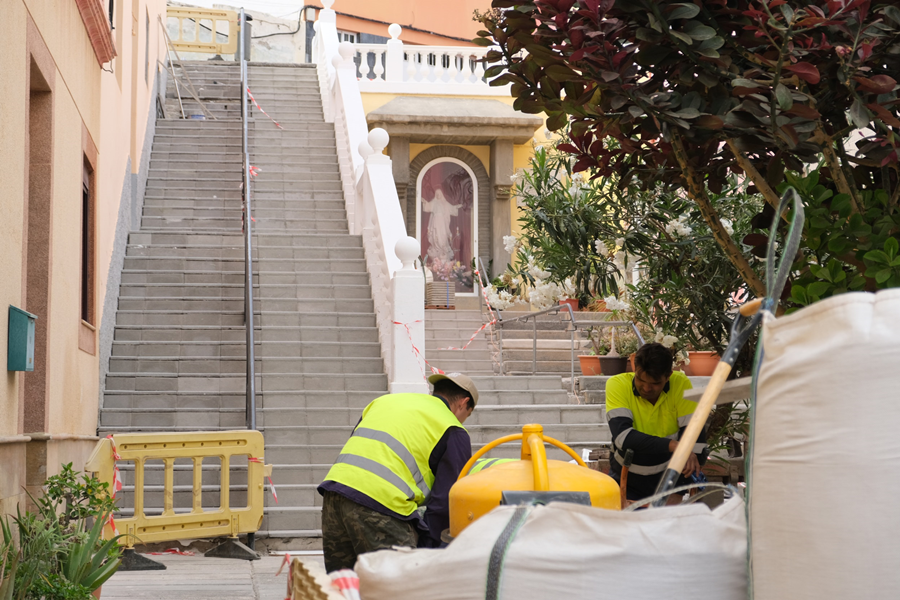 El Ayuntamiento realiza trabajos de mejora en la plaza del Sagrado Corazón de Jesús de La Minilla Baja