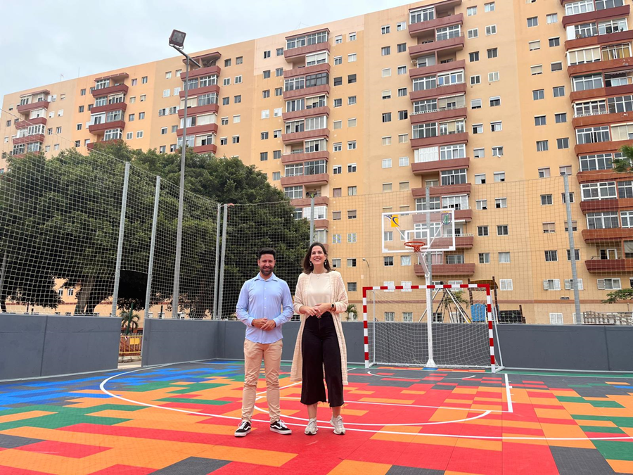 El Ayuntamiento renueva la imagen de la pista polideportiva del barrio de Madera y Corcho