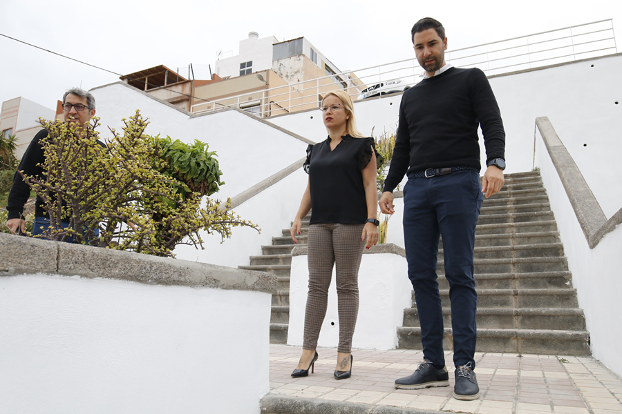 El Ayuntamiento renueva los muros de las escaleras que conectan los barrios de Ladera Alta y Casa Ayala