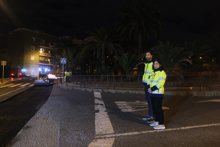 El Ayuntamiento reordena el tráfico en La Minilla para avanzar con los trabajos de asfaltado
