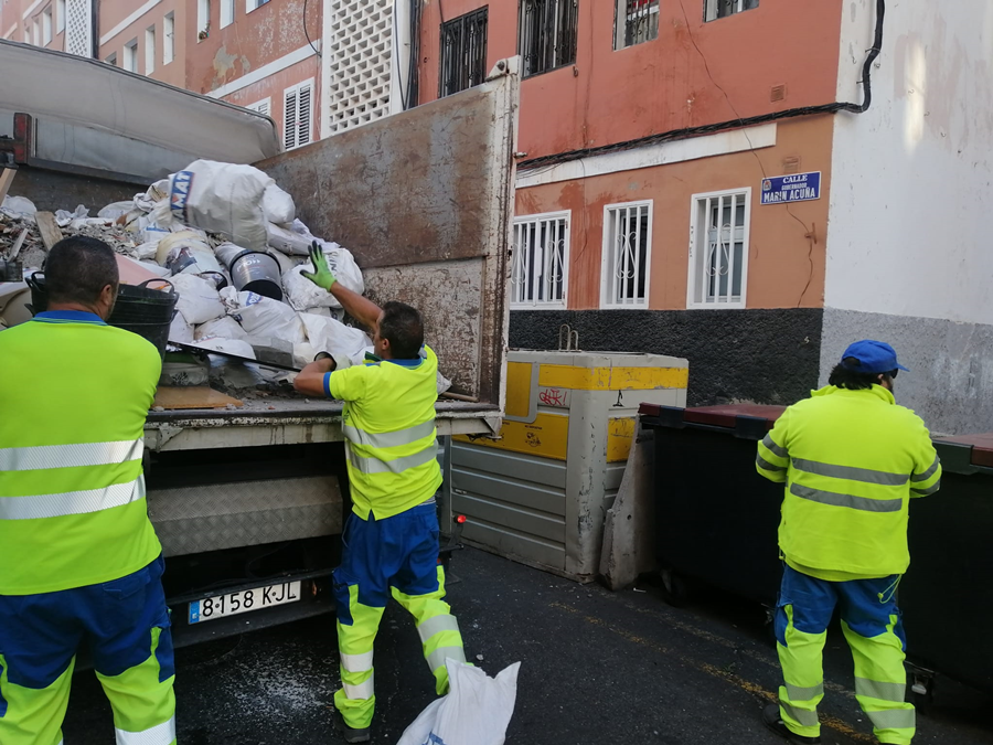 El Ayuntamiento retira otros 5.000 kilos de escombros en una actuación en San Nicolás y San Francisco