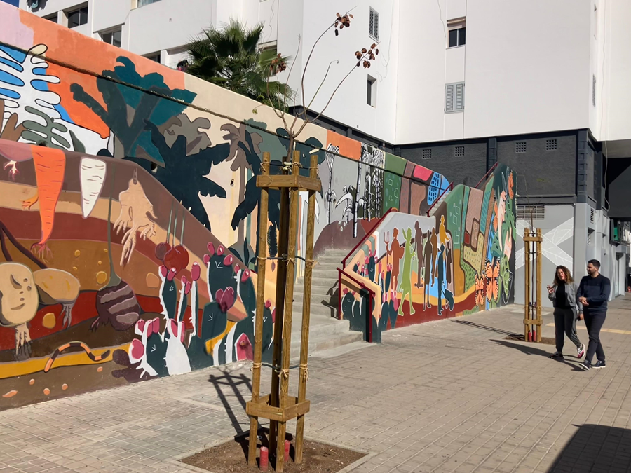 El Ayuntamiento sanea y embellece los muros de la calle Córdoba en el barrio de la Vega de San José