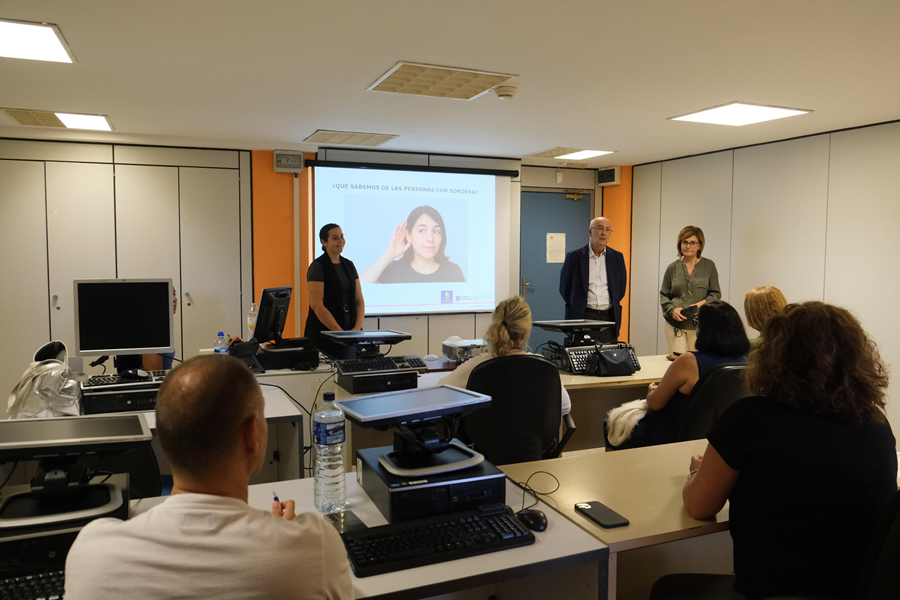 El Ayuntamiento refuerza la atención accesible con formación del personal municipal sobre discapacidad auditiva