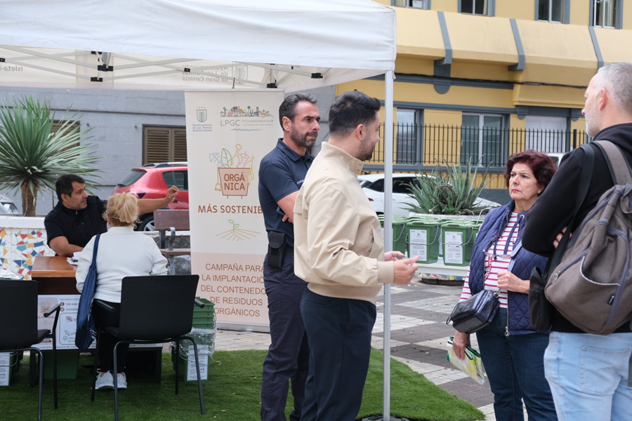 El Ayuntamiento comienza en el barrio de Lomo Apolinario la segunda fase de la implantación del quinto contenedor