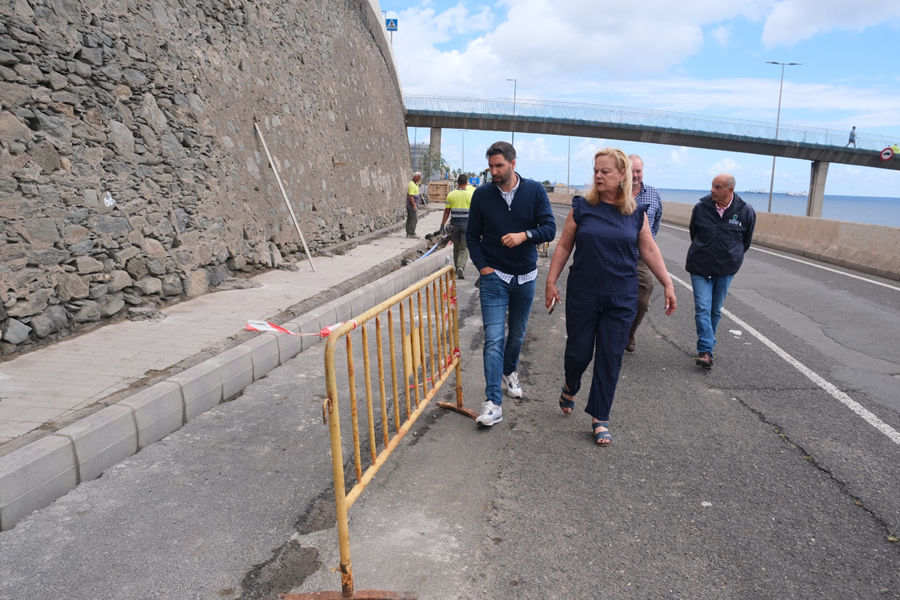El Ayuntamiento repavimenta cerca de 300 metros de acera en el barrio de Hoya de La Plata