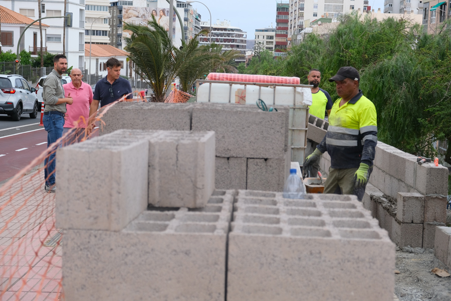 El Ayuntamiento rehabilita más de 2.200 metros cuadrados de los muros del Paseo de Chil