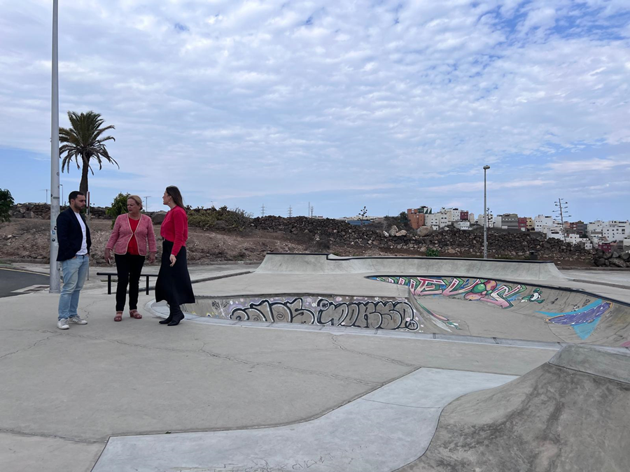 El Ayuntamiento remodela la pista de skate en Lomo Blanco
