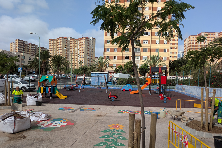El parque infantil del Polígono Cruz de Piedra gana nuevos juegos y sombra natural