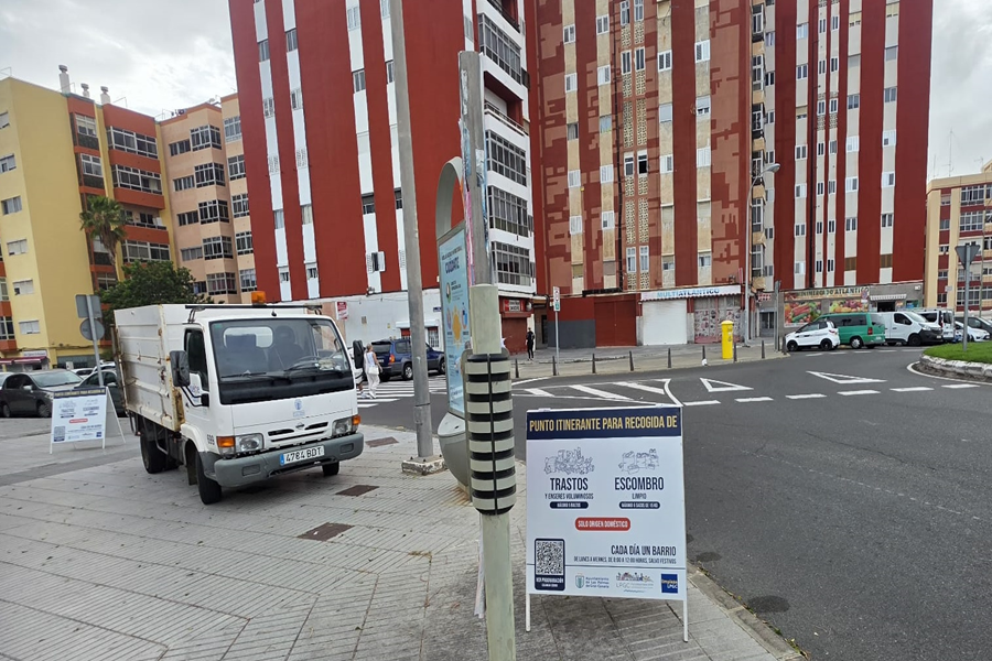 El punto de acopio transitorio de trastos, enseres y escombros recorre una veintena de barrios en agosto