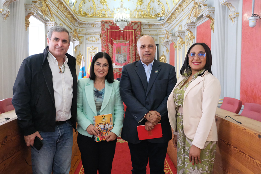La alcaldesa Darias recibe al rector de la Institución Universitaria Mayor de Cartagena