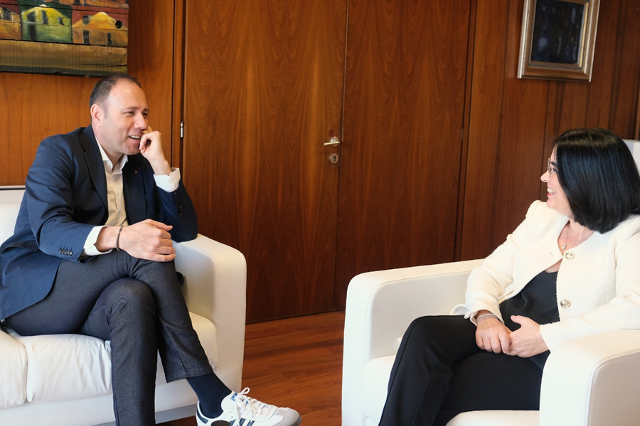 La alcaldesa recibe al consejero de Deportes de la Generalitat de Catalunya, Berni Álvarez
