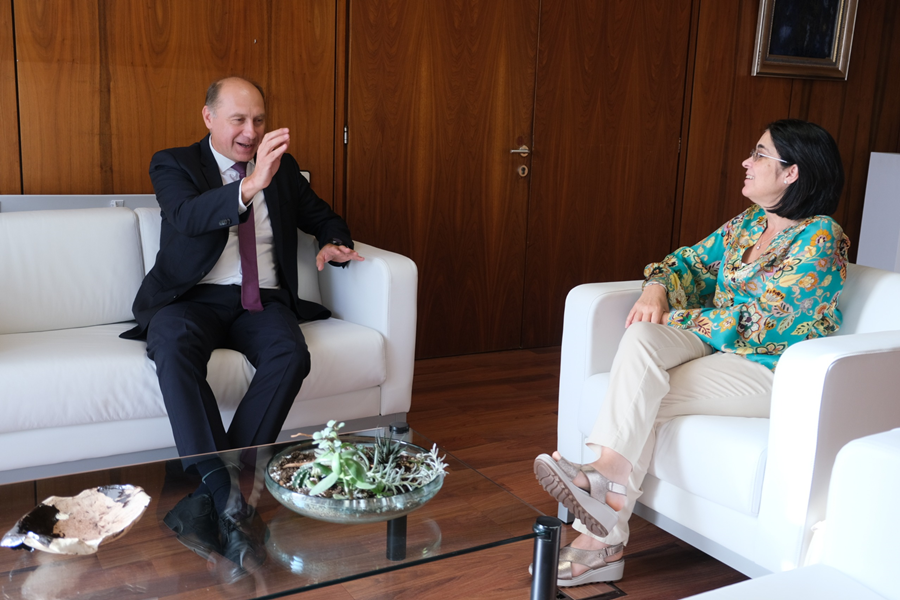 La alcaldesa Darias recibe al embajador de Moldavia en su primera visita oficial a Las Palmas de Gran Canaria