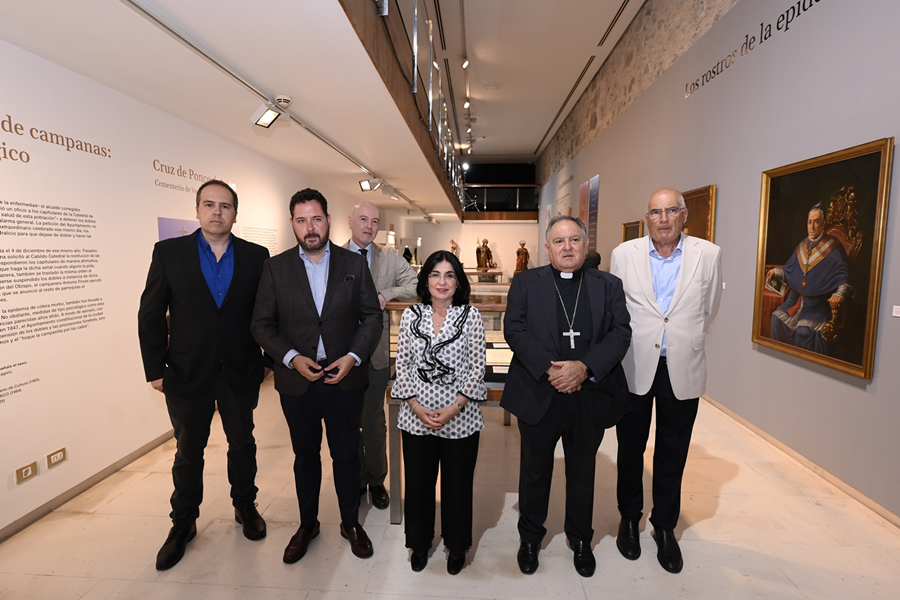La alcaldesa visita la exposición que recupera la memoria de los estragos causados por el cólera en la Gran Canaria de 1851