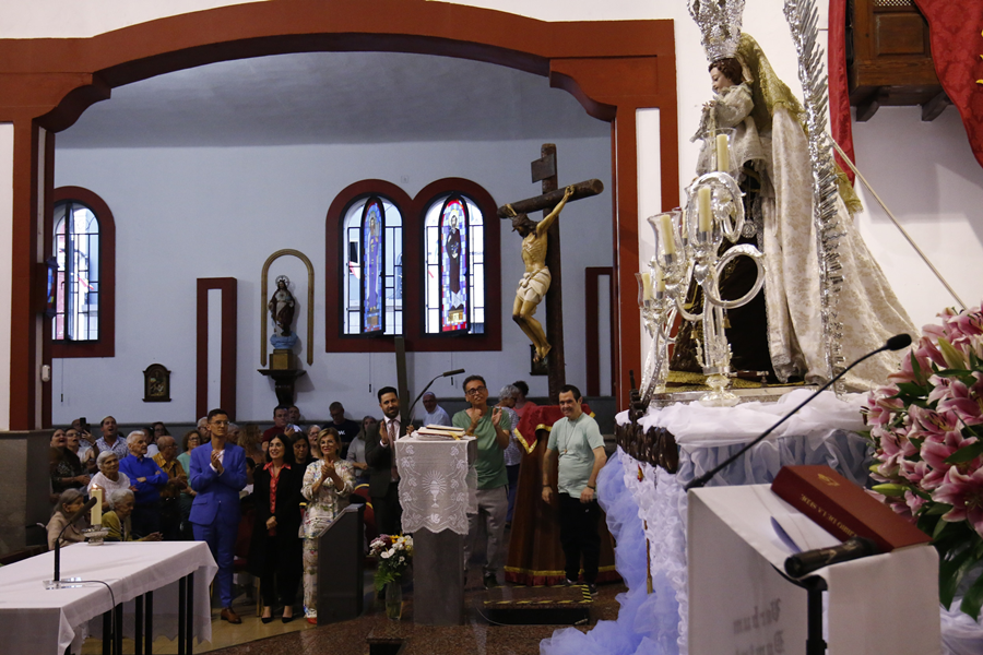 El barrio de La Isleta comienza las Fiestas del Carmen con la bajada de la Virgen del camarín y la lectura del pregón