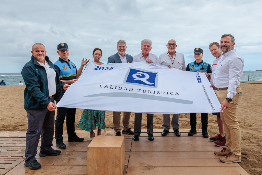 La playa de Las Canteras confirma su calidad ambiental y de servicios y 2025 con la bandera 'Q de Calidad Turística'