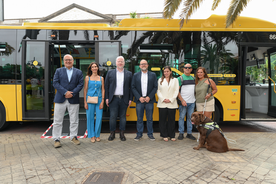 Guaguas Municipales facilita el acceso de perros de asistencia junto a sus dueños y afianza su apuesta por la accesibilidad