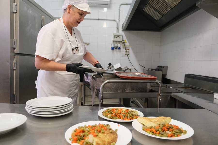 El Ayuntamiento organiza cenas y almuerzos especiales de Navidad para personas sin hogar