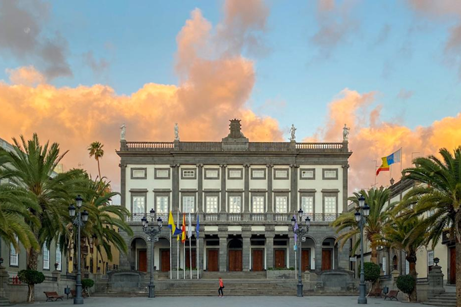 El Ayuntamiento ilumina de azul las Casas Consistoriales y fuentes emblemáticas de la ciudad  con motivo del Día de Europa